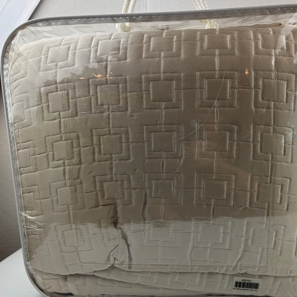 Geometric Patterned Cream comforter king